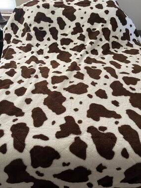 Broyhill Brown Plush cowprint blanket 102 x 90 king size unisex